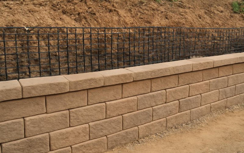 Geogrid layer laid behind a segmental block wall